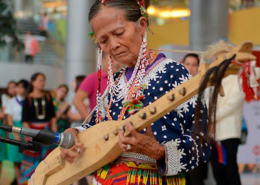 Fsglong, alaúde em forma de barco das Filipinas