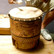 Huehuetl, tambor em forma de vaso, México