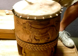 Huehuetl, tambor em forma de vaso, México