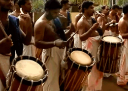 Chende, bimembranofone cilíndrico, Índia