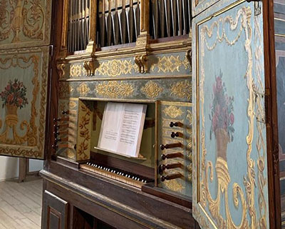 Consola do órgão histórico da Igreja de Santiago, Tavira, Portugal